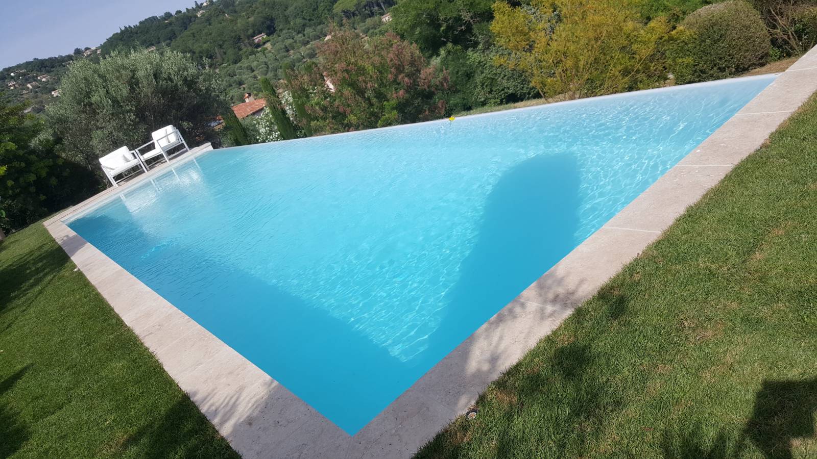 Constructeur Piscines Logintec construction piscine à débordement Cannes Alpes Maritimes 06 PACA