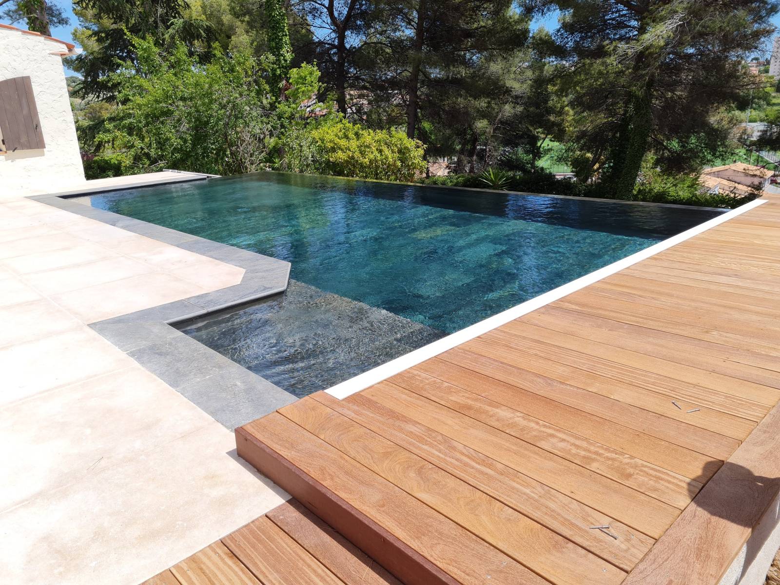 Constructeur Piscines Logintec construction piscine à débordement pierre balinaise avec plage immergée Antibes Alpes Maritimes 06 PACA