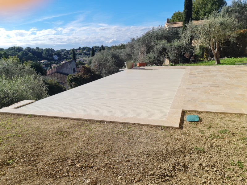 Logintec pisciniste béton avec couverture immergée