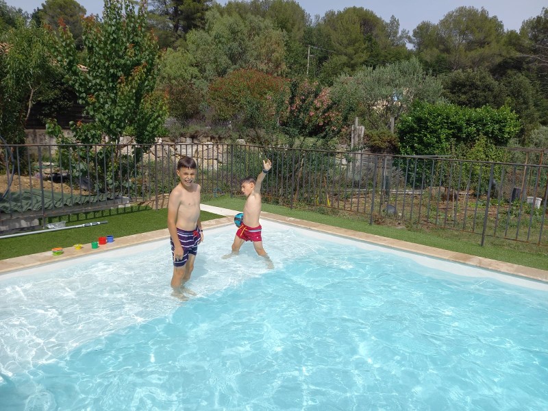Piscine en béton armé avec large plage immergée et bassin adapté aux enfants grâce à une pente douce à Mougins Alpes Maritimes ou ailleurs