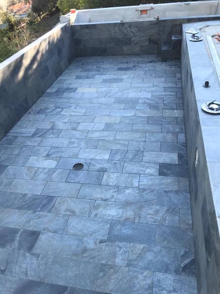 Construction d'une belle piscine luxueuse en pierre et margelle de Bali mix Grey avec plage immergée pour un jeu de couleurs inégalé à Mandelieu Alpes Maritimes ou ailleurs
