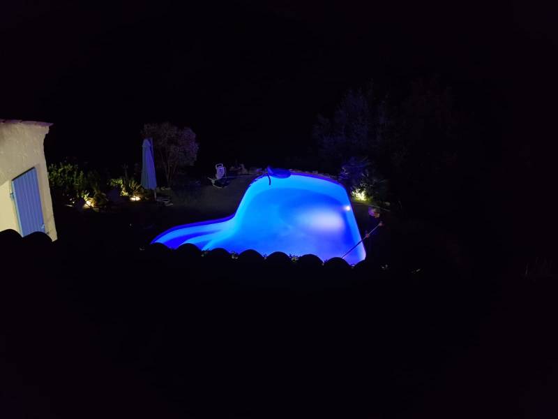 Construction d'une piscine en béton armé de forme libre avec éclairage nocturne d'ambiance à Cagnes-sur-Mer Alpes Maritimes-