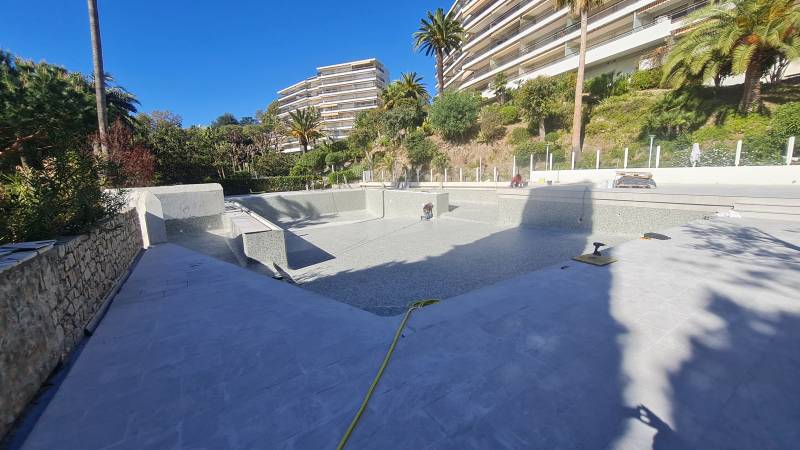 Piscine publique en finitions