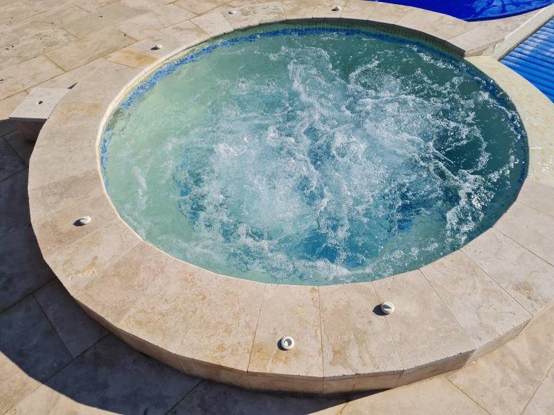 Réalisation d'un spa de 2,5m de diamètre en béton armé avec banquette et spots LED à Juan les Pins Alpes Maritimes 06 ou ailleurs