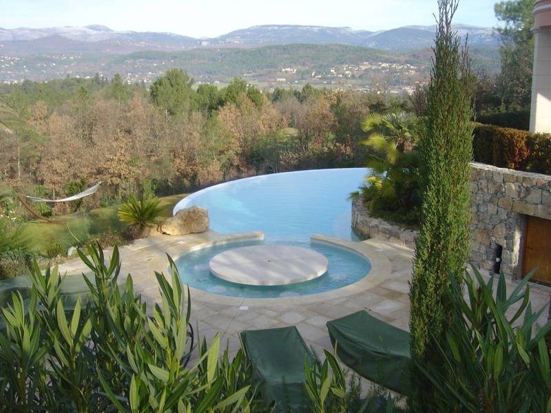 Construction d'un spa béton débordant à Vence Alpes Maritimes 06