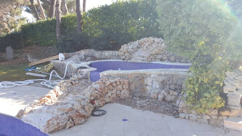 Réalisation d'un spa en cascade de pierre naturelle du site et émaux bleu roi à Vence Alpes Maritimes 06